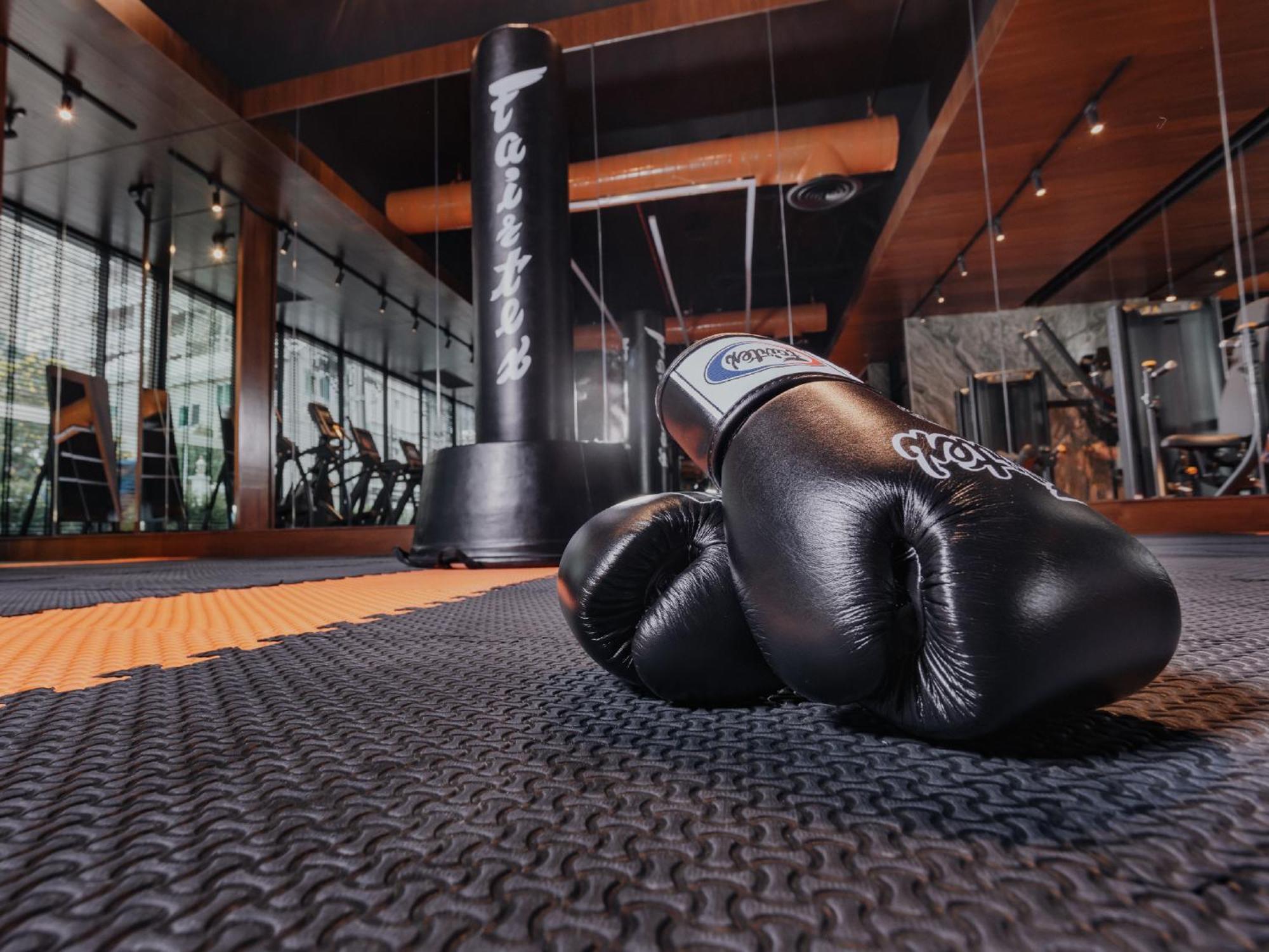 Nysa Hotel Bangkok Sukhumvit 11 Екстер'єр фото A pair of boxing gloves