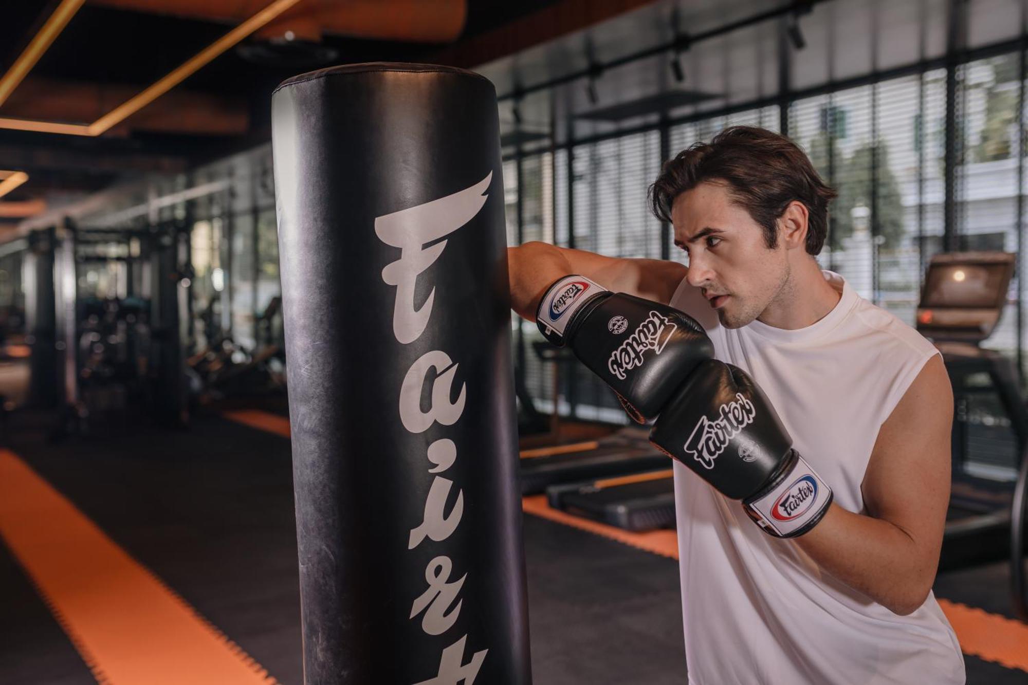 Nysa Hotel Bangkok Sukhumvit 11 Екстер'єр фото A boxer training with a heavy bag