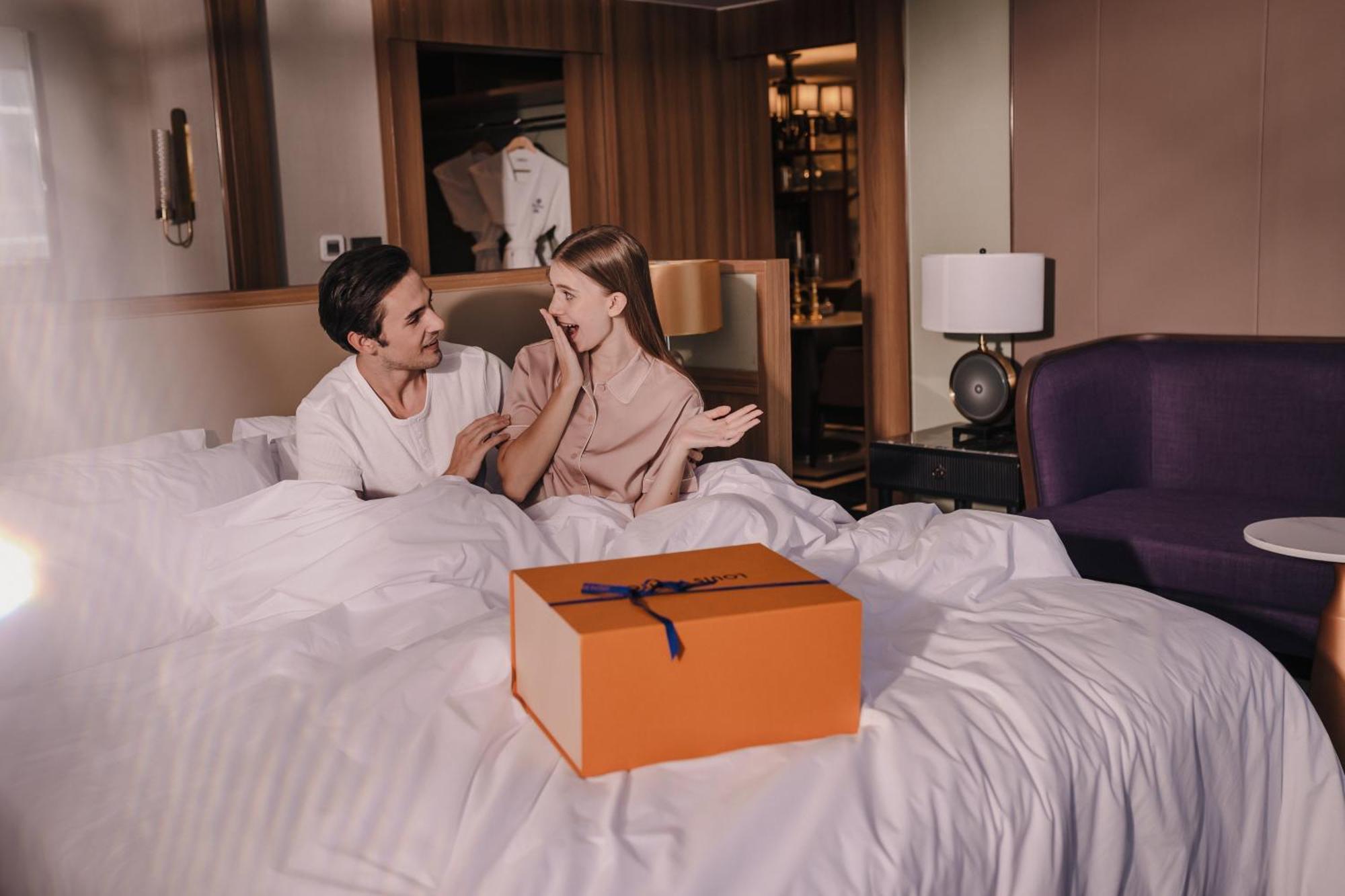 Nysa Hotel Bangkok Sukhumvit 11 Екстер'єр фото A couple opening a present
