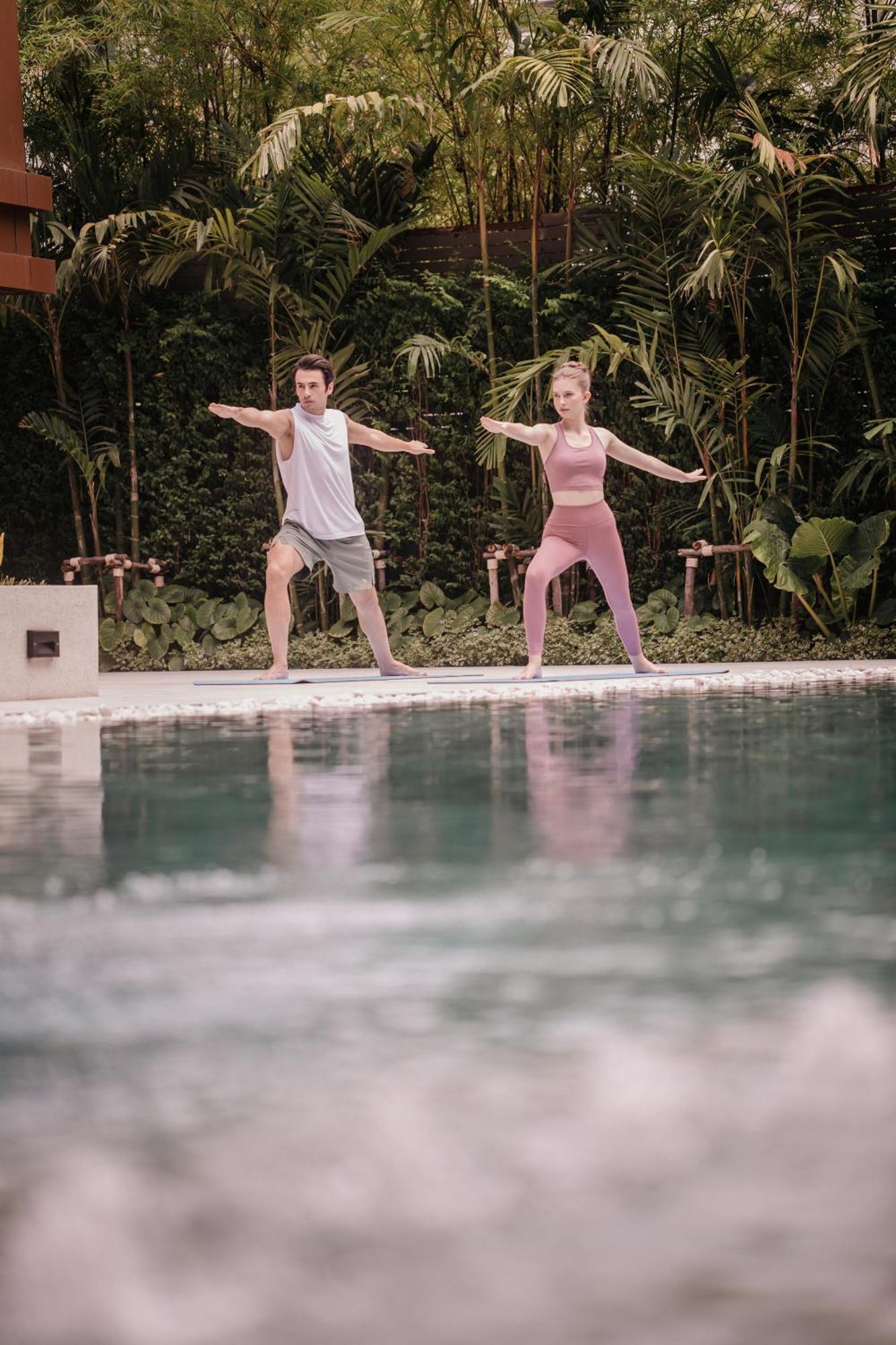 Nysa Hotel Bangkok Sukhumvit 11 Екстер'єр фото A couple practicing yoga