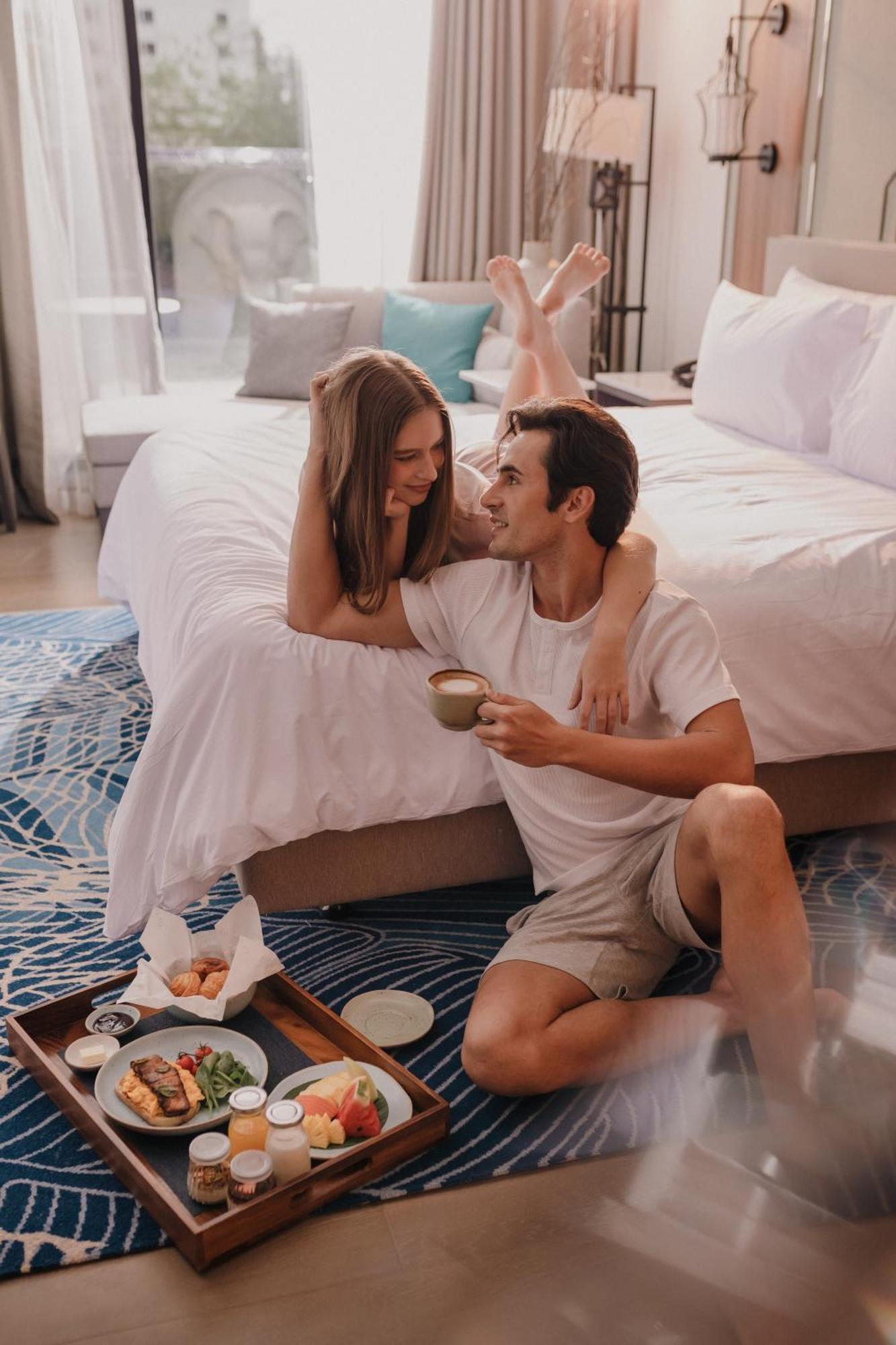 Nysa Hotel Bangkok Sukhumvit 11 Екстер'єр фото Romantic couple in a hotel room