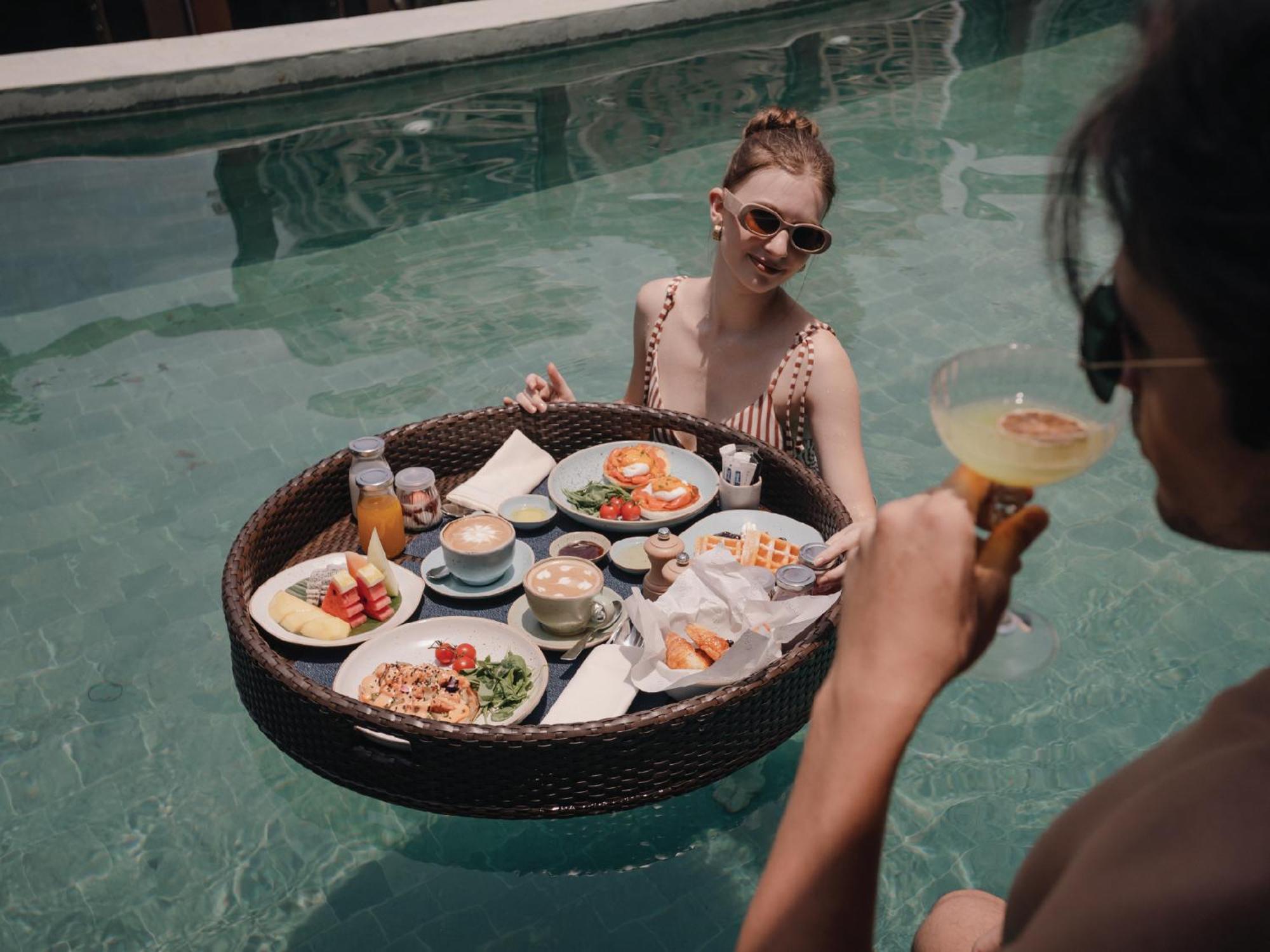 Nysa Hotel Bangkok Sukhumvit 11 Екстер'єр фото Floating breakfast at Alila Villas Uluwatu